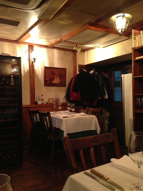 I took this pic becuz of the coats hanging by the door which to me is very French.